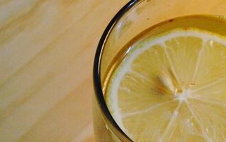 鲜柠檬水的功效与作用 鲜柠檬水的功效与作用及禁忌