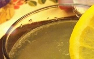 喝蜂蜜柠檬泡水的功效和好处 泡蜂蜜柠檬水喝有什么好处