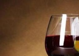 白葡萄酒和红葡萄酒的区别 白葡萄酒和红葡萄酒的区别哪个好