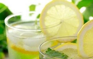 柠檬水的功效与作用什么时候喝最好 柠檬水的功效与作用