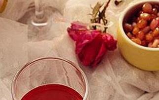 石榴泡酒的功效与作用及食用方法 石榴泡酒的功效与作用