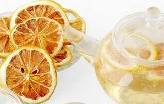 长期喝柠檬片泡水的好处与坏处 长期喝柠檬片泡水的好处与坏处有哪些