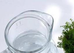 淡盐水的作用与功效 喝淡淡盐水有什么作用和功效