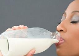 睡前能喝牛奶吗 糖尿病人睡前能喝牛奶吗