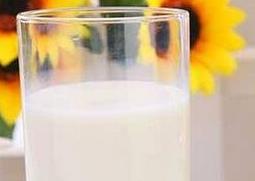 脱脂牛奶的功效与作用 晚上喝脱脂牛奶的功效与作用