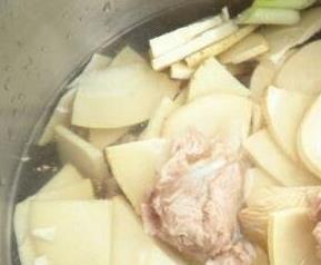 干竹笋炖排骨汤的功效 竹笋干排骨汤的功效与作用