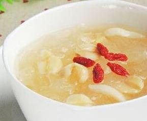 银耳莲子汤的功效与好处是什么 银耳莲子汤的功效与好处