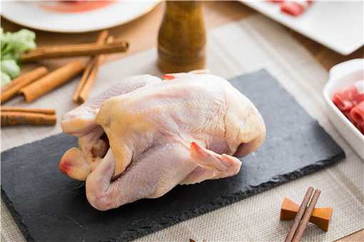 40余吨变质冷冻鸡肉流向市场！变质鸡肉具体怎么判断？煮熟能吃吗？