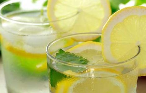 柠檬片泡水的功效 柠檬片泡水的功效与作用