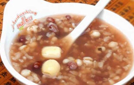 薏米赤小豆煲粥的功效与作用 赤小豆薏米粥的功效及做法