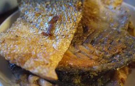 三文鱼皮怎么吃最好 三文鱼皮怎么吃最好视频