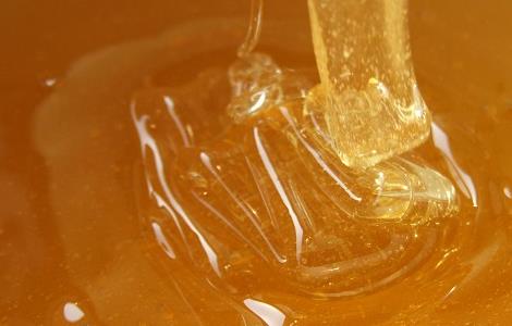 土蜂蜜泡水喝的功效与作用 土蜂蜜泡水喝的功效与作用及禁忌