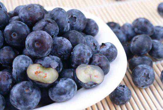 蓝莓蒸熟吃的功效与作用（蓝莓蒸熟吃的功效与作用是什么）