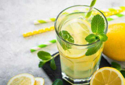 柠檬水的功效与作 柠檬水的禁忌有哪些