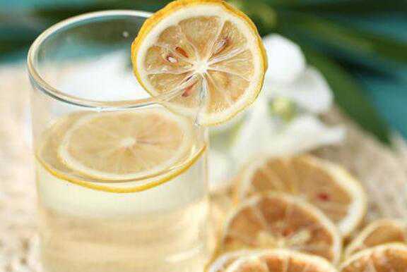 干柠檬片泡水的好处与功效禁忌 干柠檬片泡水的好处与功效