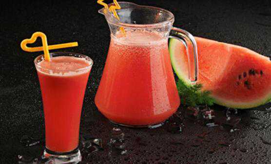 西瓜汁的功效和作用 西瓜汁的功效与作用，西瓜汁的好处