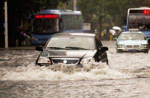 夏季暴雨洪涝频发，汽车涉水小技巧了解一下1