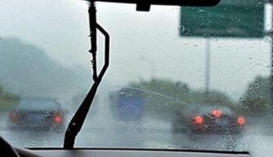 下雨天汽车前挡风玻璃起雾怎么办?