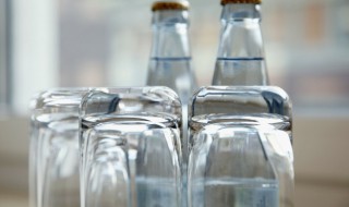 塑料杯子喝热水有害吗 塑料杯子喝热水有塑料味
