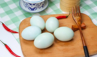 烤鸭蛋是直接剥皮吃吗 煮熟的鸭蛋为什么不好剥皮
