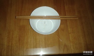 三只筷子在一碗水能站立是什么 三只筷子在一碗水能站立是什么成语