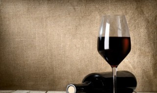 红葡萄酒白葡萄酒和桃红的区别（葡萄酒分为红,桃红,白三种）