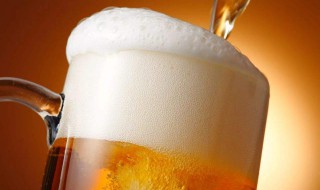 啤酒加白糖为什么会起泡沫 啤酒里面加什么会迅速起泡