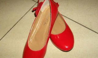 红色皮鞋上的油渍怎么去除 鞋子红油渍怎么去除