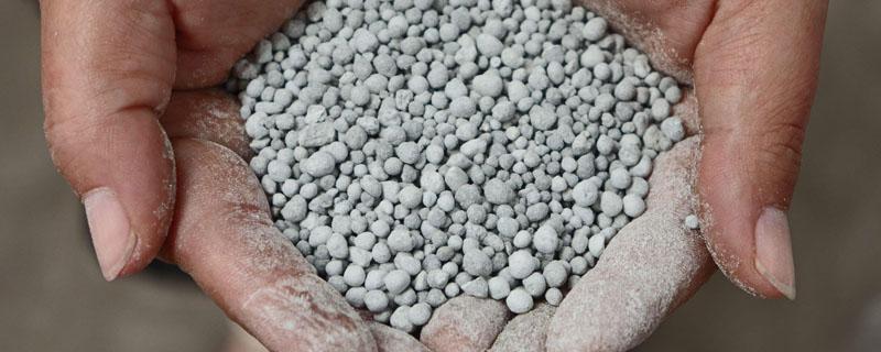 磷肥加熟石灰研磨有气味吗 与熟石灰研磨有刺激气味的化肥