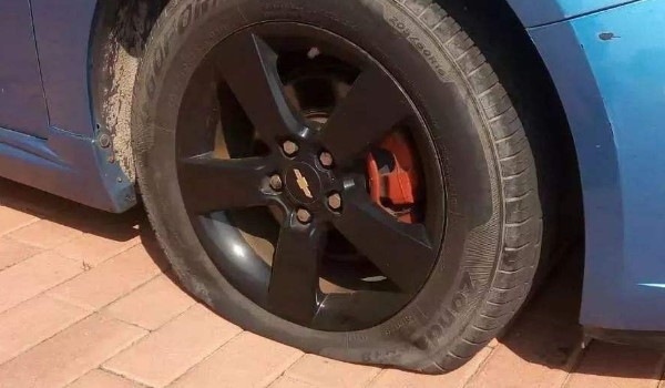 行车中发现右侧轮胎漏气时怎样处置？