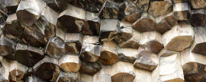 玄武岩是喷出岩还是侵入岩（玄武岩是喷出型岩浆岩还是侵入型岩浆岩）