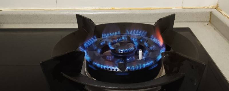 煤气灶被水淋了打不燃应该怎么办（燃气灶淋水后打不着火原因和处理方法）