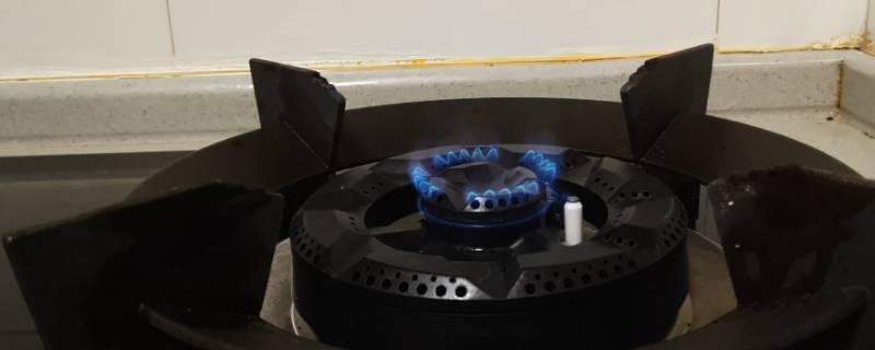 锅底有水能直接放煤气灶上吗（煤气灶锅底有水可以烧吗）