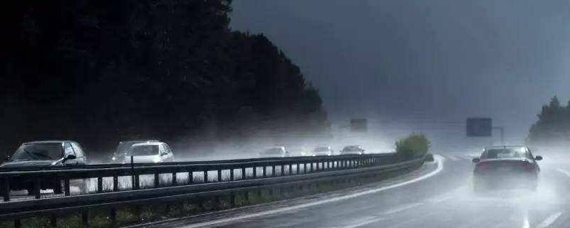 下雨天大巴车能上高速吗 下暴雨大巴汽车能走高速吗