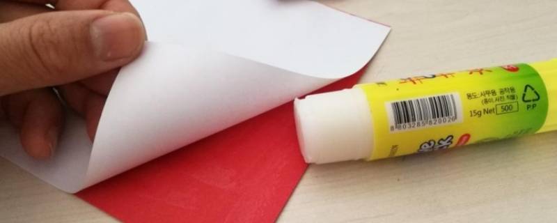 固体胶粘住的纸怎么完整取下来 如何撕下固体胶粘上的纸