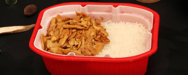 自热米饭为什么嚼着像塑料（自热米饭的塑料盒有毒吗）