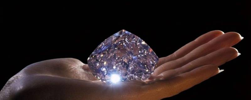钻石是光源吗 发光的钻石是光源吗