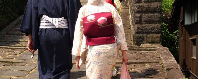 日本女的和服背上为啥有个枕头 日本和服为什么要背个枕头