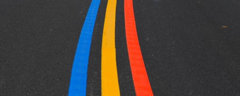路中间三条线绿黄蓝 路中间三条线红黄蓝是什么意思