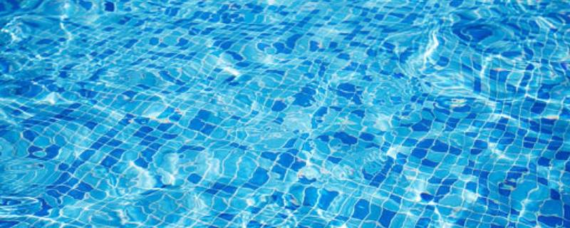 游泳池的水为什么是蓝色的（游泳池的水为什么是蓝色的,从水分子角度分析）