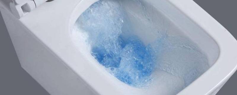 马桶蓝色水怎么跑到厨房的 马桶里面的蓝色的水是怎么放进去的
