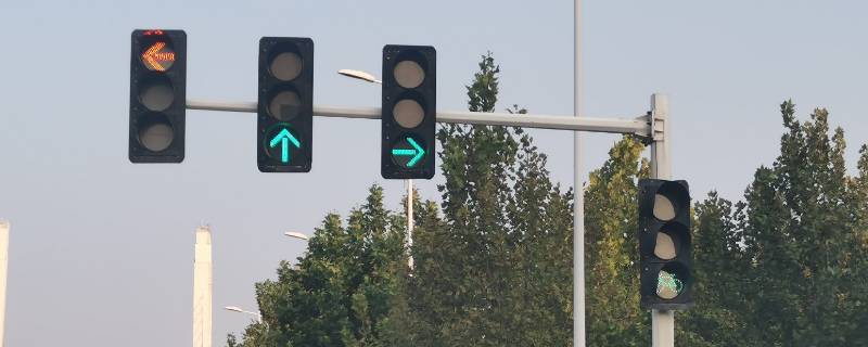 一个绿色的灯光信号灯 绿色的信号灯是什么意思