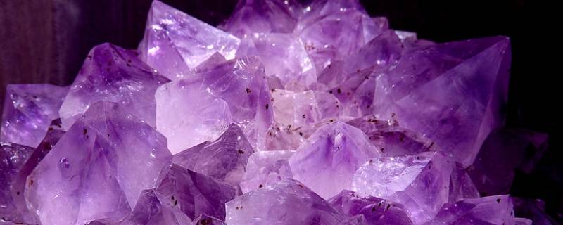 白色紫色的石头是什么石头 紫色的石头是什么石头