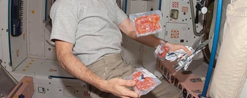 宇航员怎么吃饭 宇航员怎么吃饭喝水