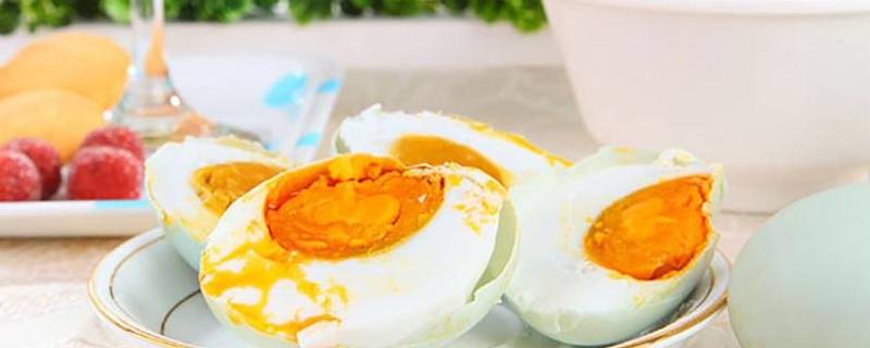 咸鸭蛋的蛋黄为什么会流油（为什么咸鸭蛋的蛋黄会流油而普通蛋黄不会）