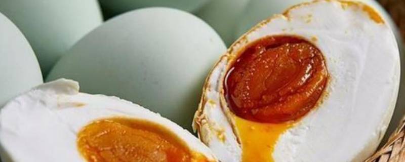 为什么咸鸭蛋的蛋黄会出油 为什么咸鸭蛋的蛋黄会出油,而普通的鸭蛋不会