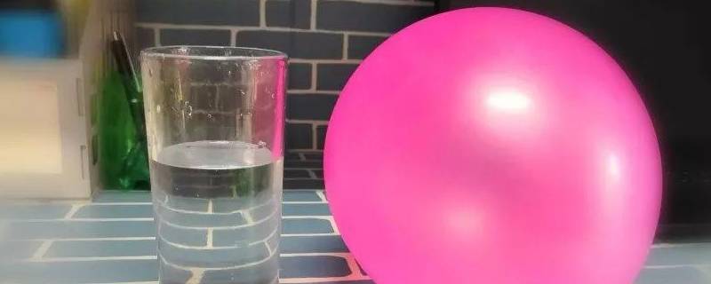 气球吸起玻璃杯的原理 杯子吸气球的原理