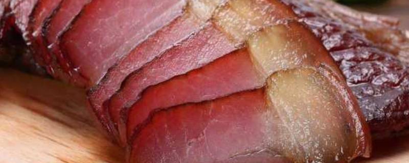 熏腊肉的烟雾飘在衣服上有毒吗（被塑料烟雾熏过的肉还能吃吗）