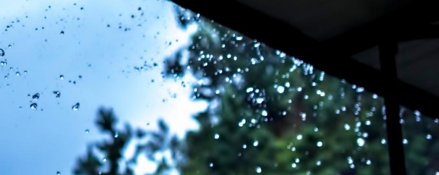 下雨天开窗湿气重还是关窗湿气重（下雨湿气重窗户要打开吗）