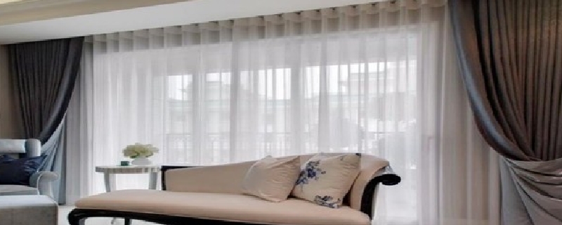 客厅小窗户一般比较适合哪种窗帘（客厅小窗户一般比较适合哪种窗帘颜色）